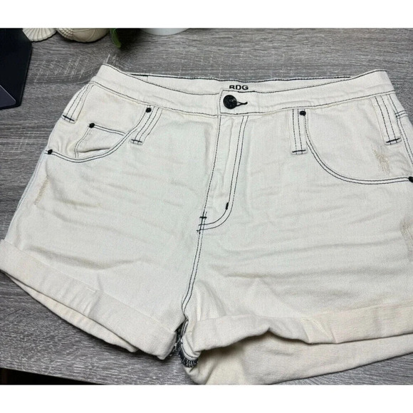 Urban Outfitters BDG High Rise Rolled Cuffed Hem Cream Shorts 3" inseam Size 28 - Picture 1 of 11